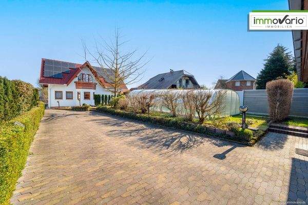 Ansicht Rückseite mit Garten