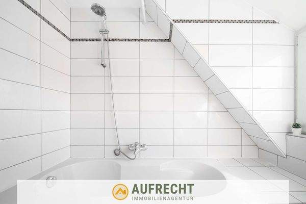 modernes Tageslicht-Badezimmer