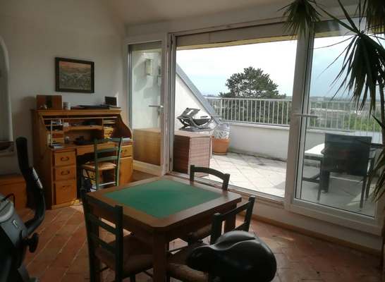 Wohnraum mit Blick zur Terrasse