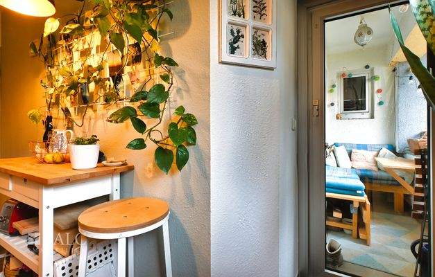 Küche mit Ausgang zum Balkon