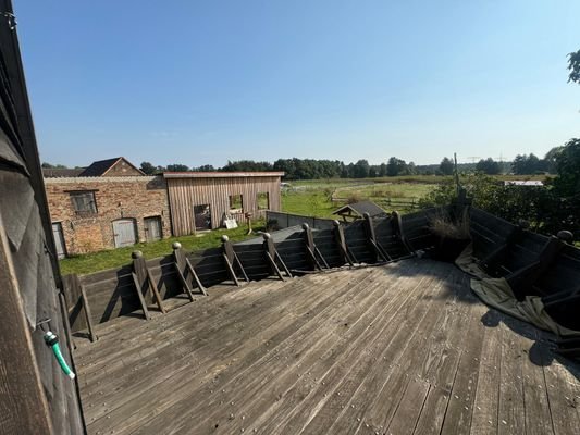 riesige Terrasse mit Blick aufs Grundstück.jpg