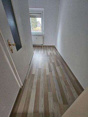 Schmales Zimmer mit Fenster