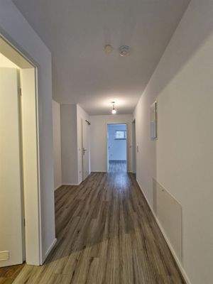 Flur mit Blick vom Wohnzimmer zum Schlafzimmer