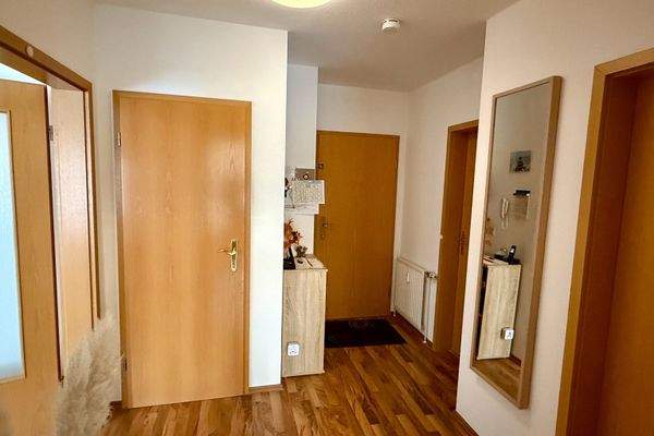 Der vorhandene Flur verbindet alle Räume miteinander.