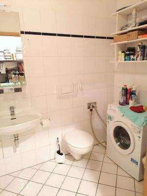 gefliestes Bad m. Wanne u. Waschmaschinenanschluss