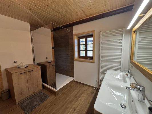 Badezimmer 1. Stock groß