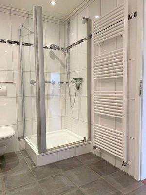 Hauptbad mit Wanne und Dusche.jpg