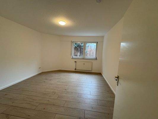 Leeres Zimmer mit Holzfußboden