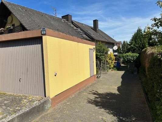 Garage und Zugang zum Haus