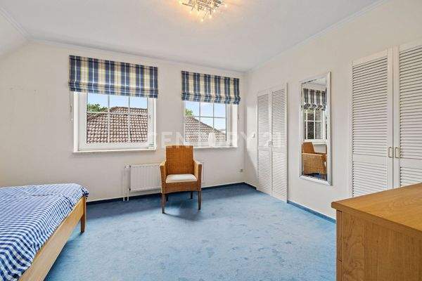 Schlafzimmer mit geräumigem Einbauschrank