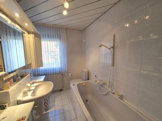Bad mit Wanne und WC OG