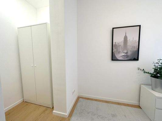 Helle Ecke mit Schrank