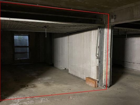 Tiefgaragenstellplatz mit Tor