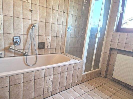 EG: Tageslichtbadezimmer