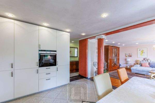 Blick von Küche ins Wohnzimmer