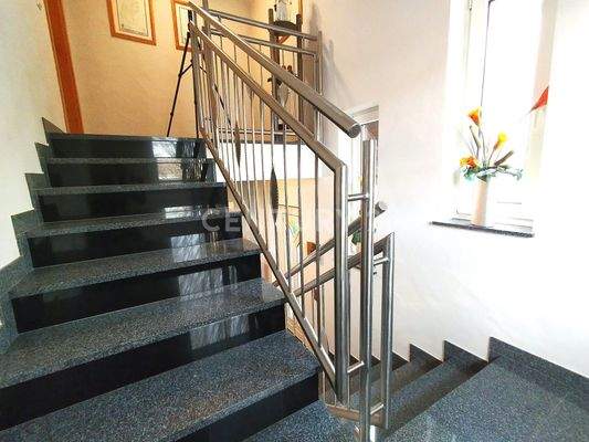 Das Treppenhaus mit wunderschönen Granitsstufen