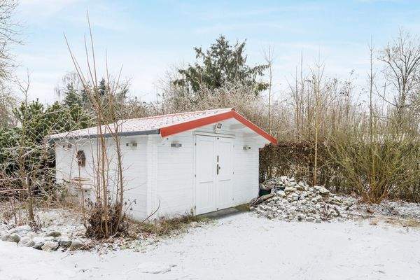 Schuppen und Stellplatz