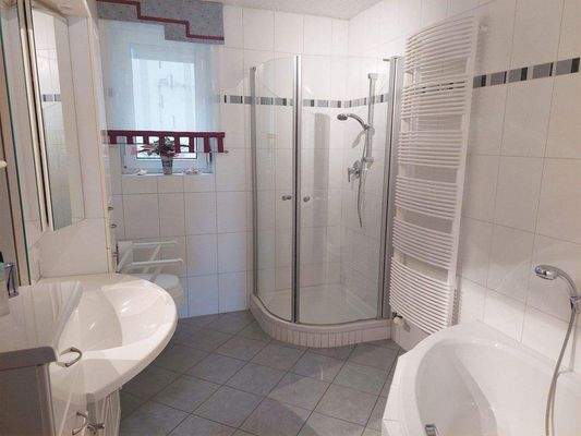 Bad mit Dusche und ...