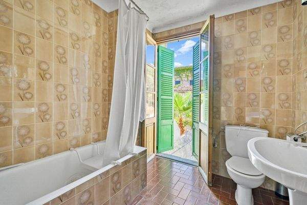 Badezimmer mit weg in den Garten 