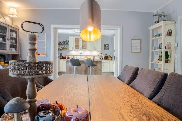 Esszimmer mit Blick in die Küche