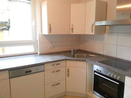 Voll ausgestattete Küche mit Speisekammer