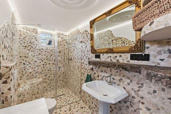 Tageslichtbad mit Dusche