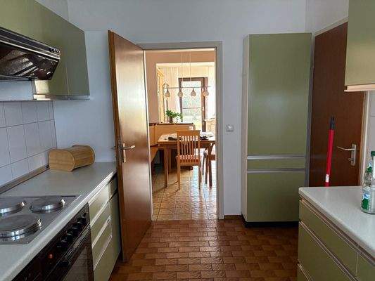 Küche Blick ins Ess-Wohnzimmer