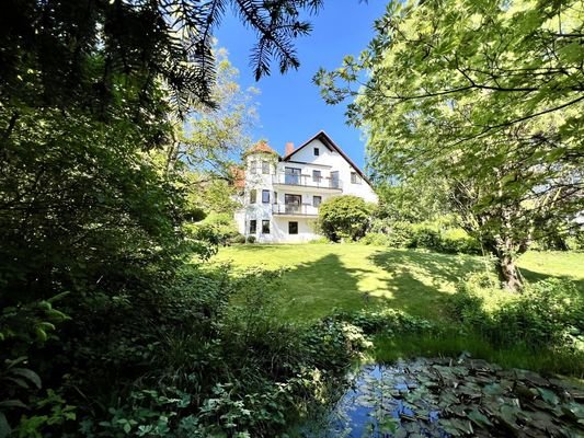 Ansicht der Immobilie im Sommer 