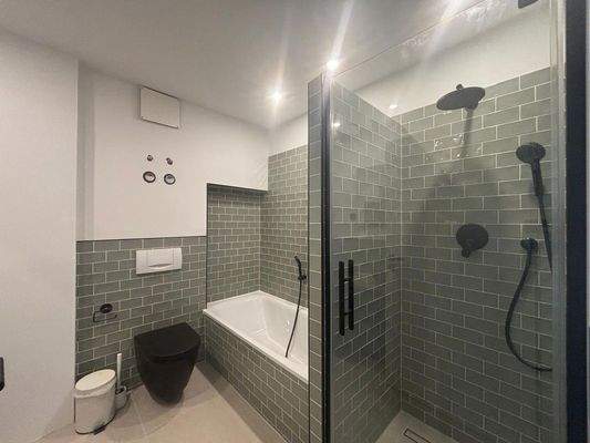 Bad mit Dusche und Wanne