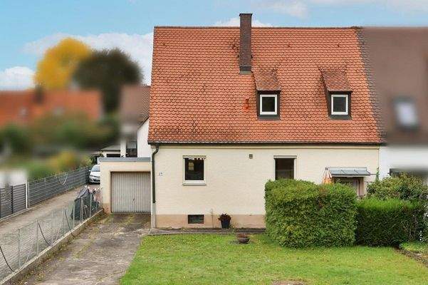 Hausansicht mit Garten und Garage