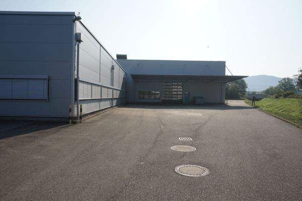 Zwischenhalle mit Großtor