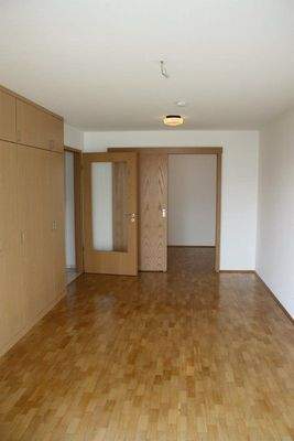 Schlafzimmer mit Zugang zum Kinderzimmer-Ankleidezimmer