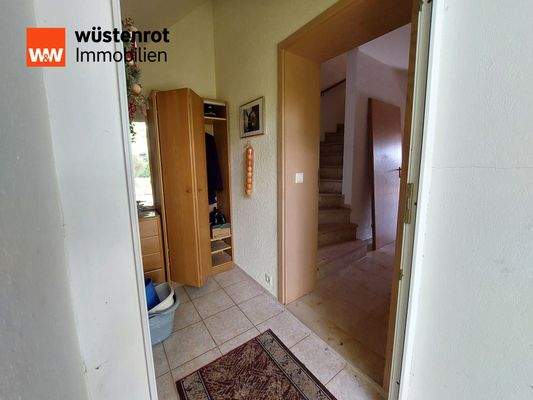 EG: Windfang mit Blick in den Flur