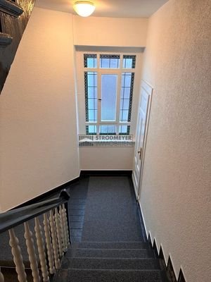 Treppenhaus mit Buntglasfenster