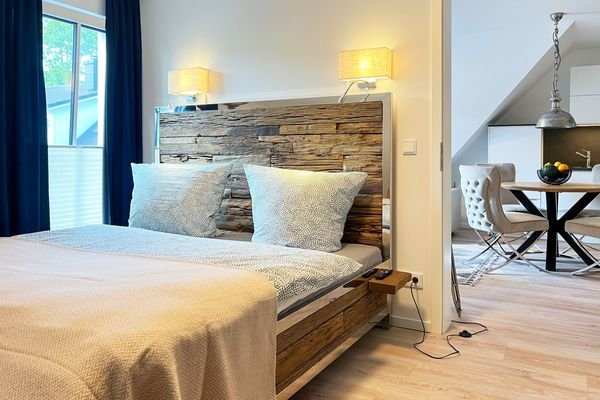 Schlafzimmer mit Blick ins Wohnzimmer