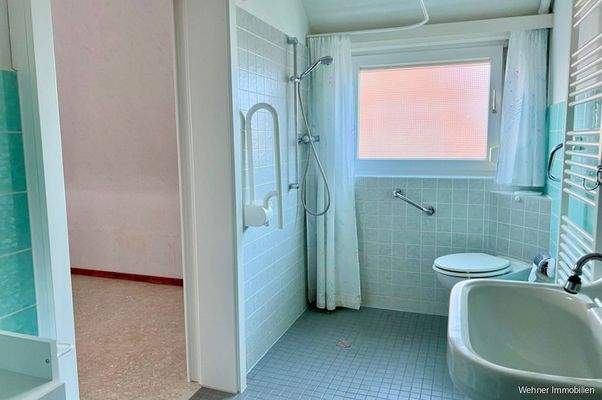 Bad im DG mit barrierefreier Dusche