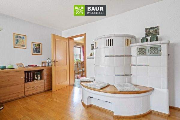 Wohnzimmer mit Kachelofen OG