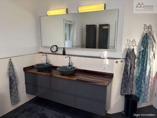 mit Doppelwaschtisch