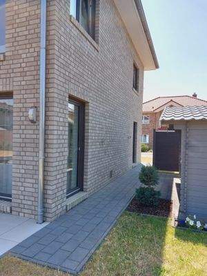 Zugang zum Garten v. d. Straße.jpg