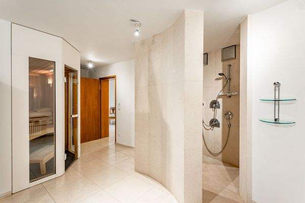 Privater Spa-Bereich mit Trockensauna