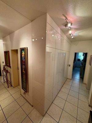 Diele mit Maß-Einbauschrank