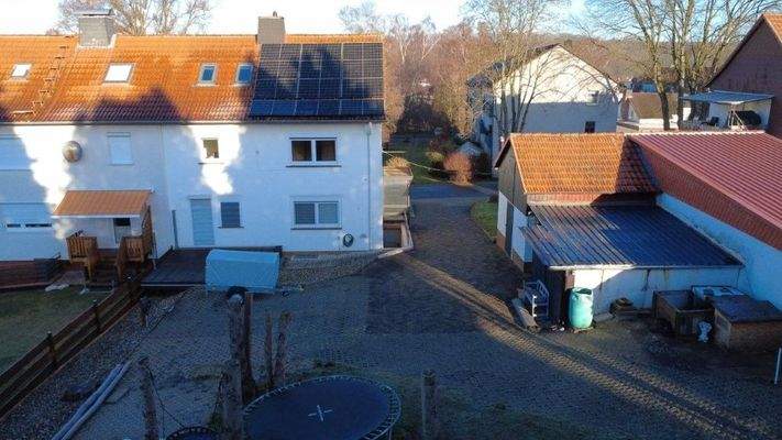 Rückseite mit Blick zur Solaranlage