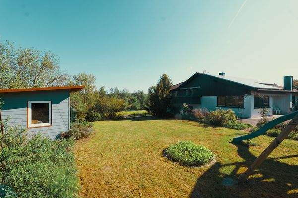 Objektansicht mit Garten 