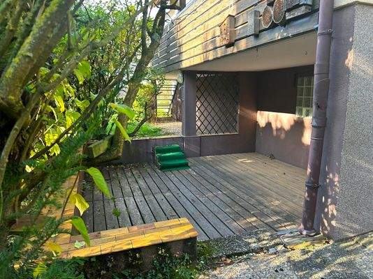 Gemütlicher Freisitz hinter dem Haus