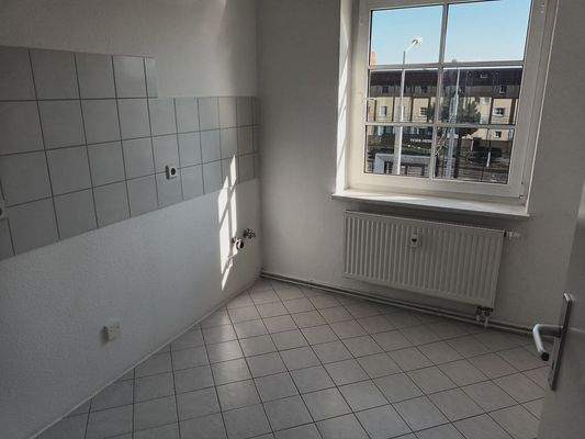 Leere Küche mit Fenster