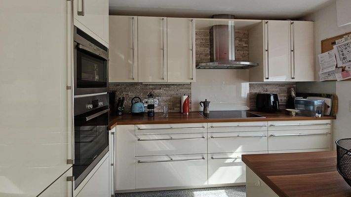 Küche mit Einbauküche