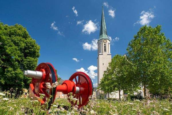 Kreisverkehr mit Kirche