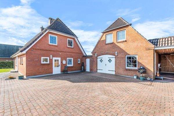 Nebengebäude mit Auffahrt