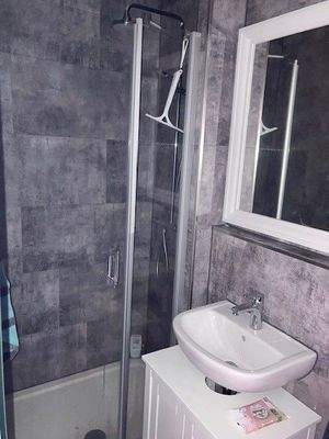 Bad mit Dusche und Waschbecken