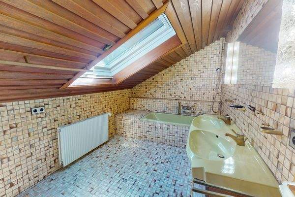 Eines von zwei Badezimmern im DG